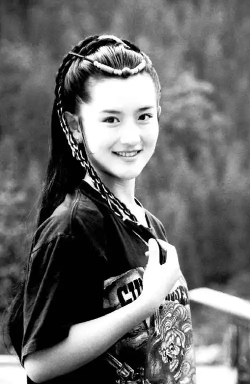 谢娜学生时期旧照曝光,笑容清纯甜美,青涩模样叫人心动