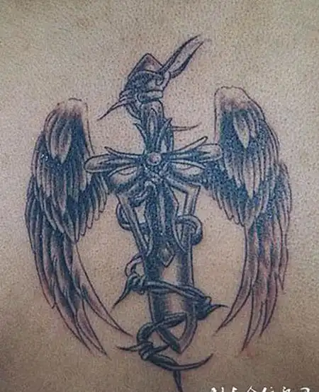 胸前的宝剑翅膀纹身图案