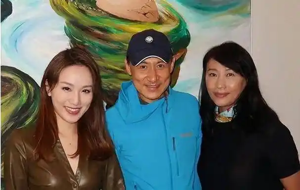 全场气氛热烈.张学友的妻子和女儿出席了演唱会.