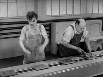 底层员工,猪狗不如.他们在流水线上汪汪叫,监督工人别偷懒.