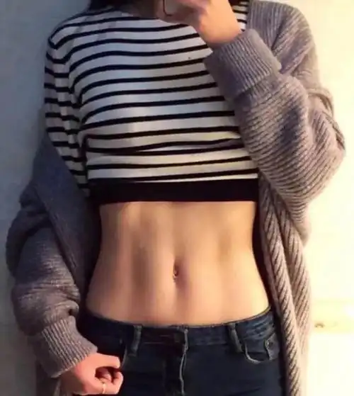 听说身材好的辣妹肚脐都是1字型
