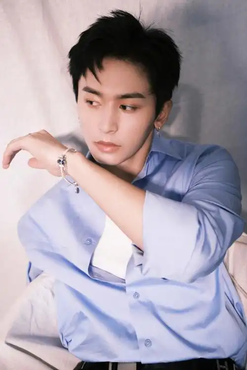 上游时尚张哲瀚复古胶片大片干净俊朗的夏日蓝朋友