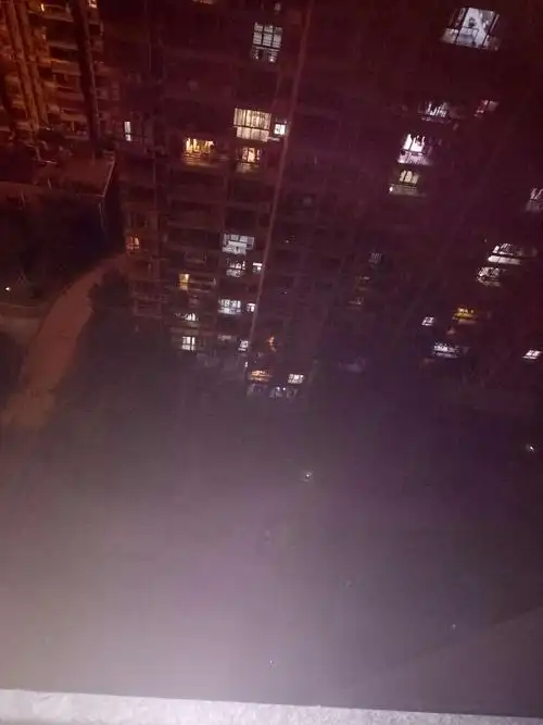 从楼上往底下看,如果你有恐惧症的话,你一定会全身发抖