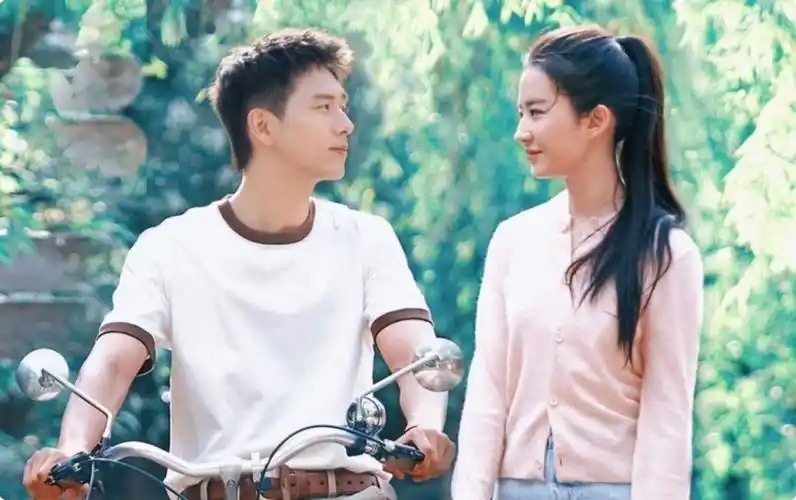 刘亦菲路透曝光,与林更新医院拍戏,抱娃看着好温柔_腾讯新闻