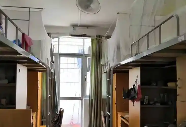 广西一大学现"夹心床铺",不少新生想退学复读,家长看了也叹息_宿舍