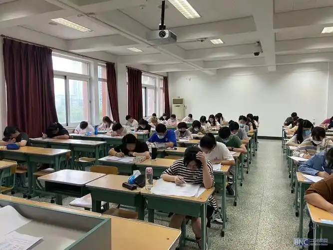 校领导带队巡查期末考试考场