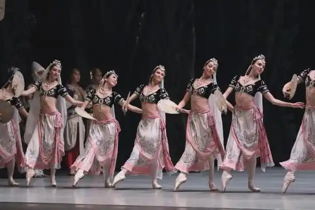 芭蕾殿堂"双星"——莫斯科大剧院芭蕾舞团和马林斯基剧院芭蕾舞团分别