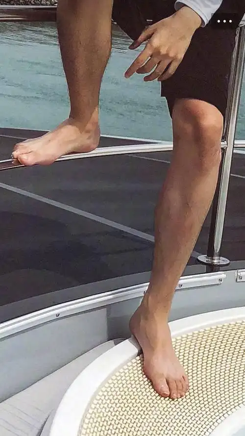 吴亦凡晒帅照网友焦点跑偏 不剪脚趾甲耳屎照也亮了