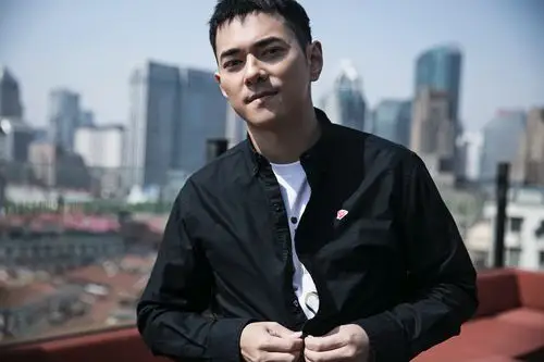 这个明星做潮牌为何能坚持10年?《华丽志》独家专访npc创始人李晨