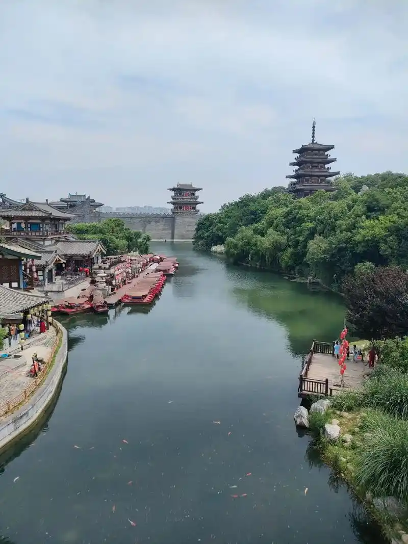 襄阳盛世唐城是一个以唐代文化为主题的主题公园,位于湖北省襄阳市襄