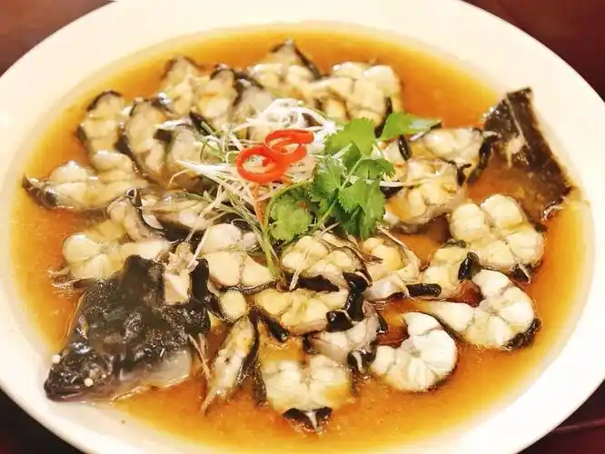 丨清蒸鳗鱼丨如此新鲜的鱼片,作为刺身口感极佳.