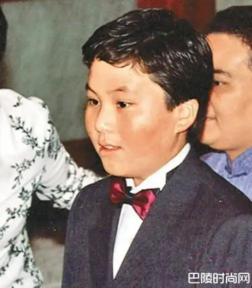 公开露面过,即使是现在网络上能够找到的何猷佳的照片也是少之又少的