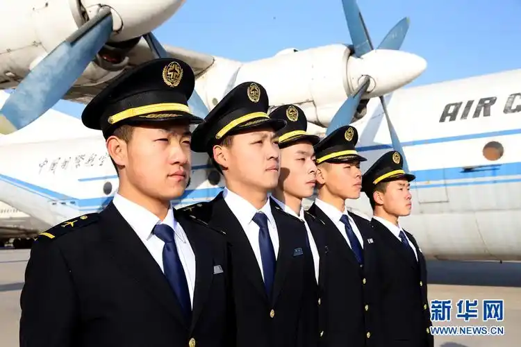中国民航大学启用飞行学员制服