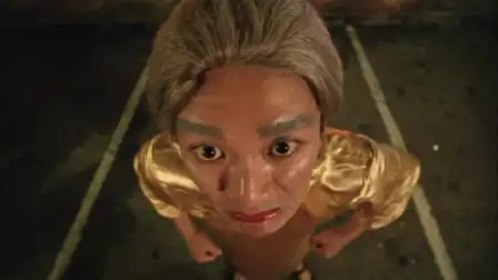 百变星君:星爷变身黄老太,黄老太金刚之躯,黑衣超人傻眼了!