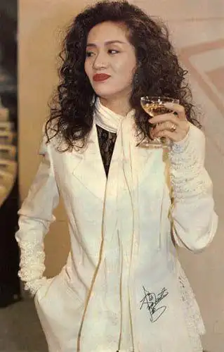 30年前梅艳芳的衣品告诉我们今天你穿秋装也不如她时髦