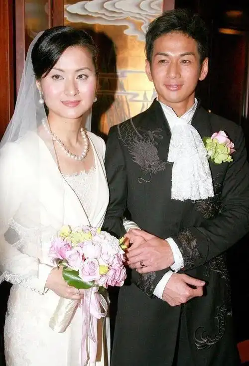 如今两人已结婚16年,婚后生有一个女儿两个儿子,一家五口生活美满.