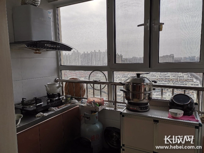 16层业主家阳台已改造成厨房.网友供图