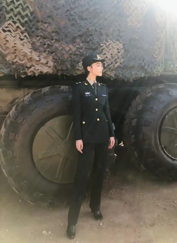 军嫂来了张馨予穿军装告别角色又美又飒