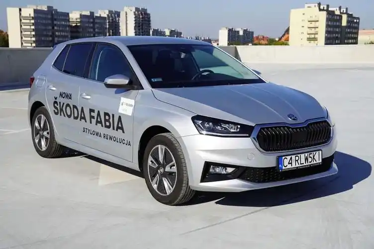 全新斯柯达晶锐 代步的两厢车 外观大气 车内紧凑