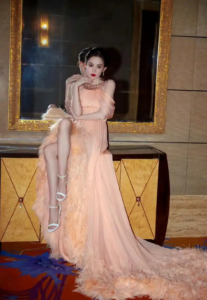 古力娜扎拖地长裙好美