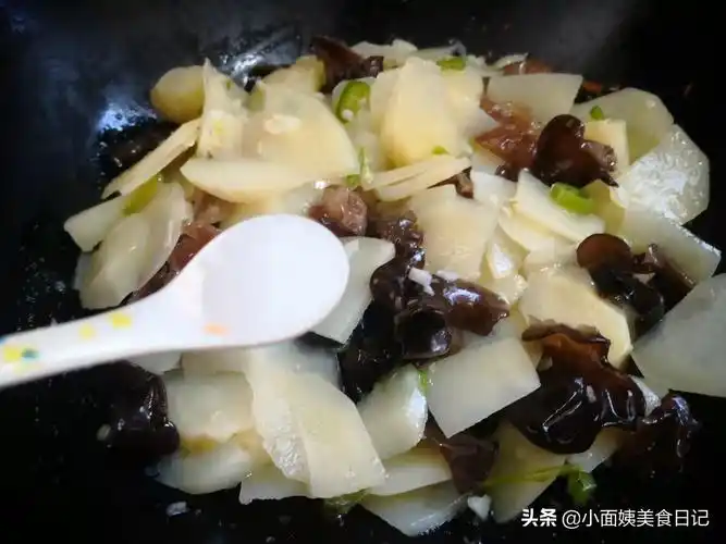 土豆和木耳一起炒,地地道道家常菜,好吃接地气,清肠减脂又饱腹