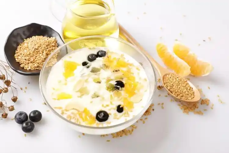 太神奇了酸奶里倒入亚麻籽油竟然有这么神奇的反应