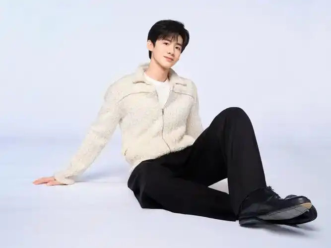 此次发布会,华帝推出了自己新的代言人白敬亭,这无疑是在年轻圈层壮大