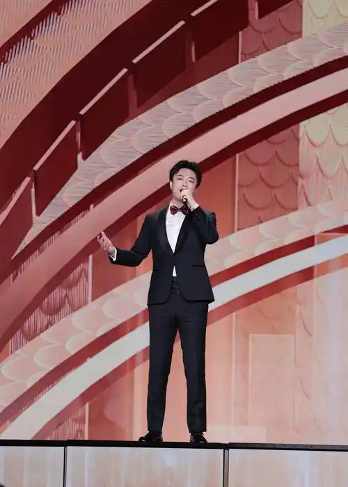 "力量之声"组合成员王志达"在荒野之上建起无数梦想,从此,一捧土壤会