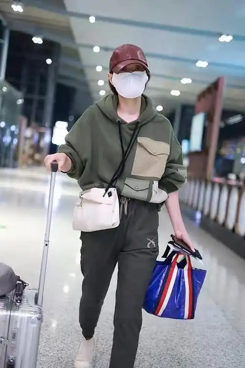 马伊琍携女儿走机场13岁长女穿皮草拎大牌包看着比妈妈还洋气