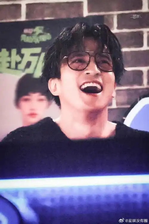 薛之谦看音乐人缺门牙笑跪了