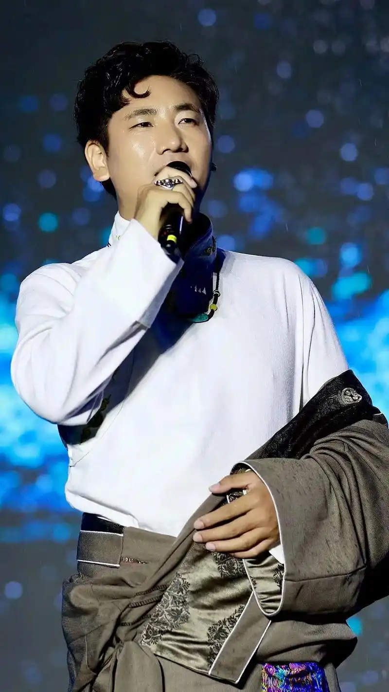 图片中的歌手是来自大美甘南的帅哥,人 - 抖音