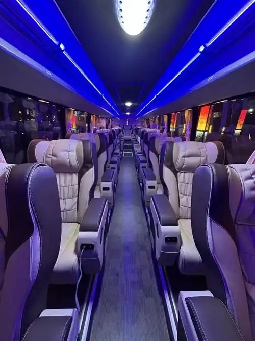 山东前往西藏的大巴车内部.