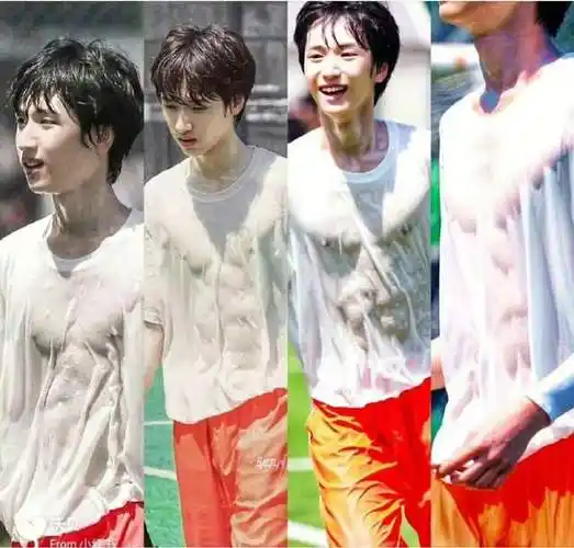 严浩翔腹肌虽高糊,仍然可见肌肉线条