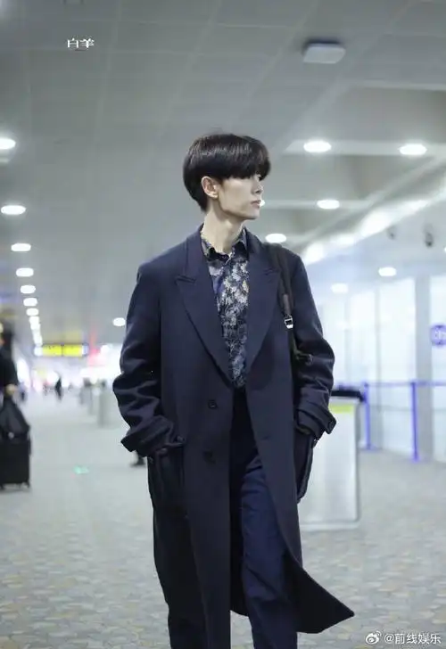 任嘉伦最新机场路透