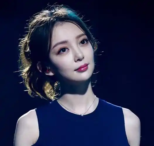 一直不火的汪小敏,人美歌甜,私服更是美得一塌糊涂_黑色_毛衣_舞台