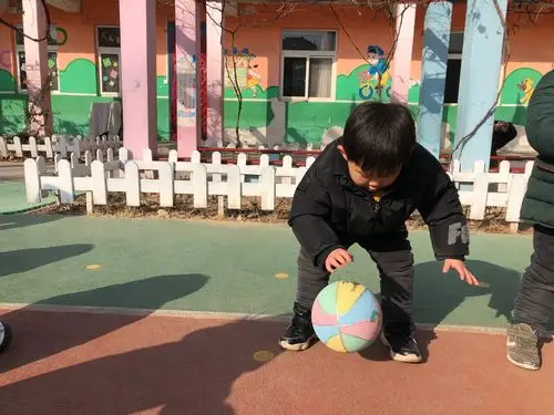 辰星幼稚园中六班户外活动《拍皮球》