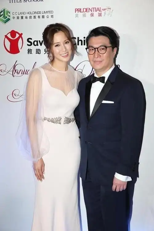 徐子淇终于低调穿薄纱裙陪老公出席活动没有浓妆更有贵妇气质