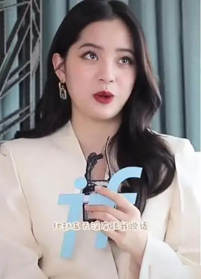 欧阳娜娜"叛逆期"到了!打耳洞,染金发,这样的"辣妹"谁不爱