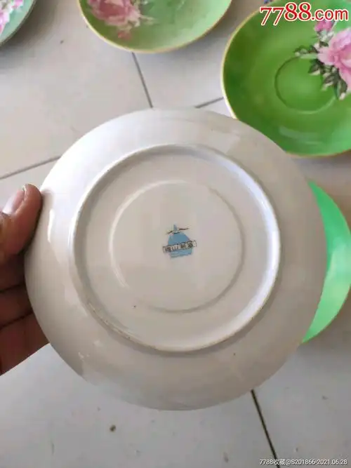 一组唐山瓷的老茶杯一共8个5个碟子