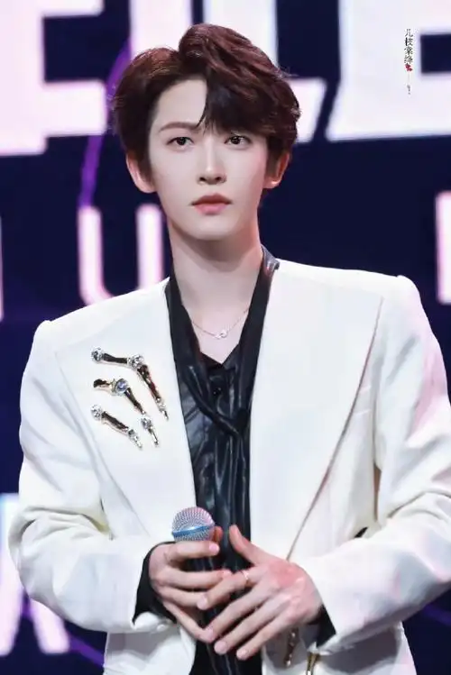 刘宇是贵公子吧##刘宇黑色深v绸带##搜狐视频舞蹈翻跳盛典