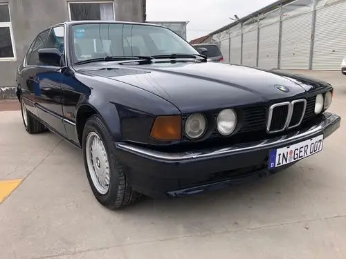 86年经典宝马e32-735il