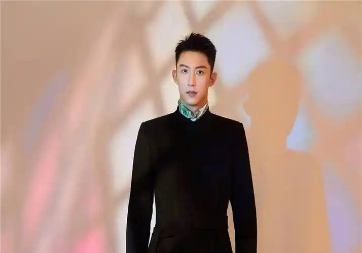 黄景瑜探班迪丽热巴?两位流量明星恋情惹争议,粉丝回应称吃瓜需谨慎.