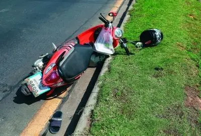 这是2月9日在泰国呵叻府枪击事件现场附近拍摄的一名受害者的摩托