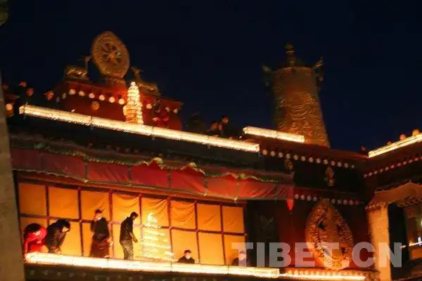 拉萨庄严肃穆燃灯日纪念宗喀巴大师