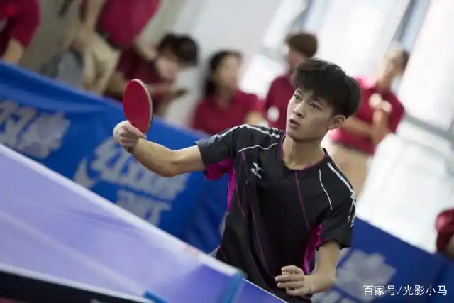 乒乓球赛场上的小球员