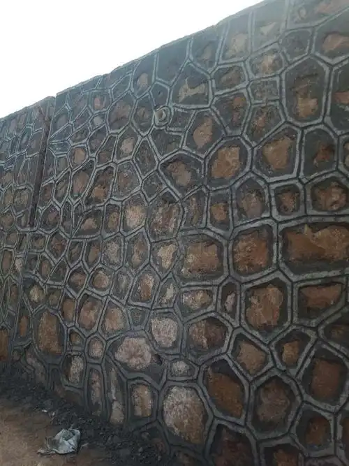 4.k59 600---k59 800段挡墙钩缝洒水养护