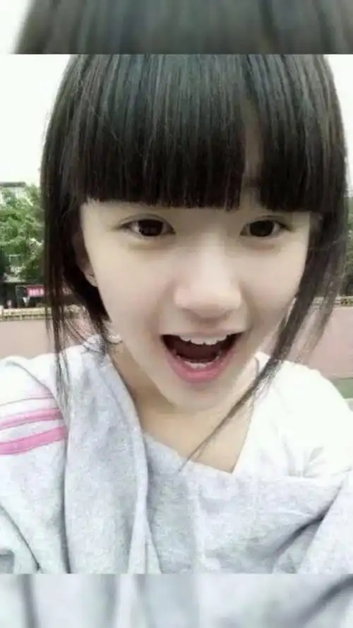 赵露思校园风 还记得那个靠自拍照火遍qq空间的小姑娘吗,她就是我们的