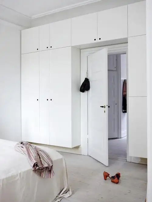 这样的床头式衣柜,比较个性,使用起来也比较灵活,如果卧室面积不大