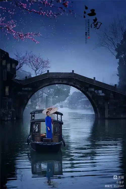 白墙黛瓦青石板,细雨小巷,一个撑着油纸伞的姑娘,戴望舒的一首《雨巷