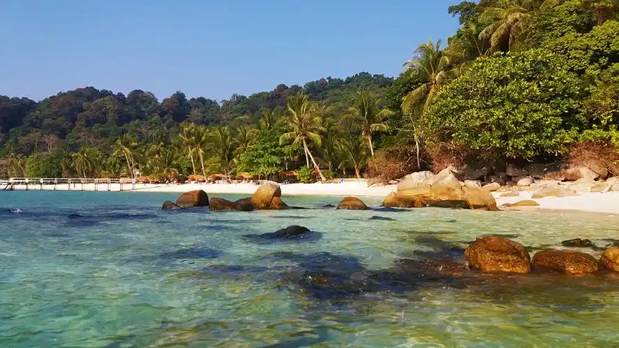 浪中岛,热浪岛位于马来西亚丁加奴州,最大的特点就是椰林树影,水清沙